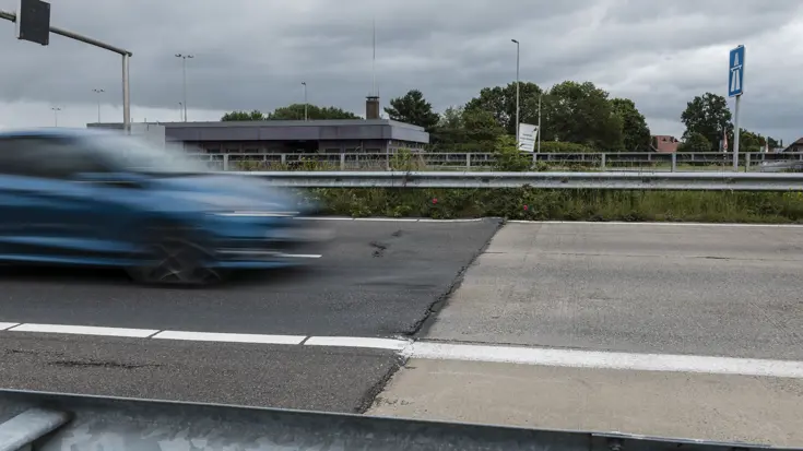 De snelweg A77 loopt duidelijk zichtbaar over in de Duitse Autobahn.  