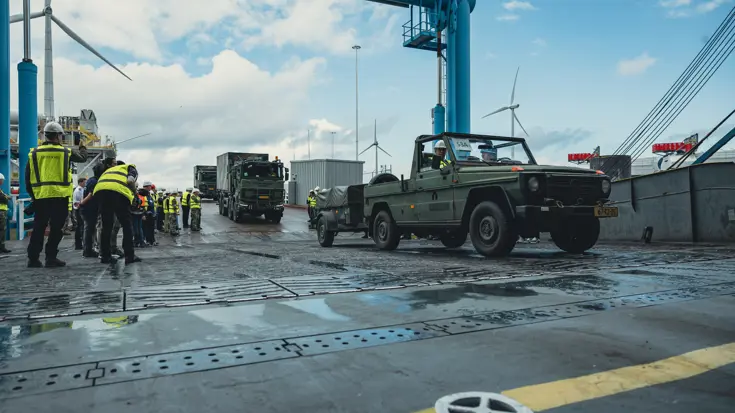 Materieel laden en lossen van dek transportschip.
