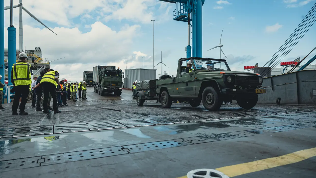 Materieel laden en lossen van dek transportschip.