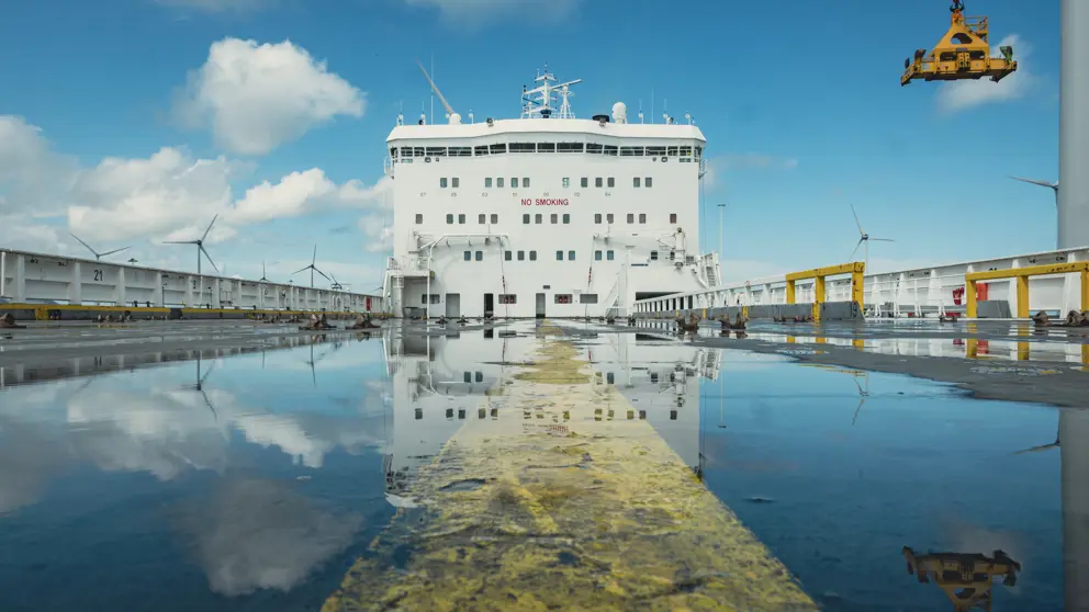 Leeg dek van transportschip.