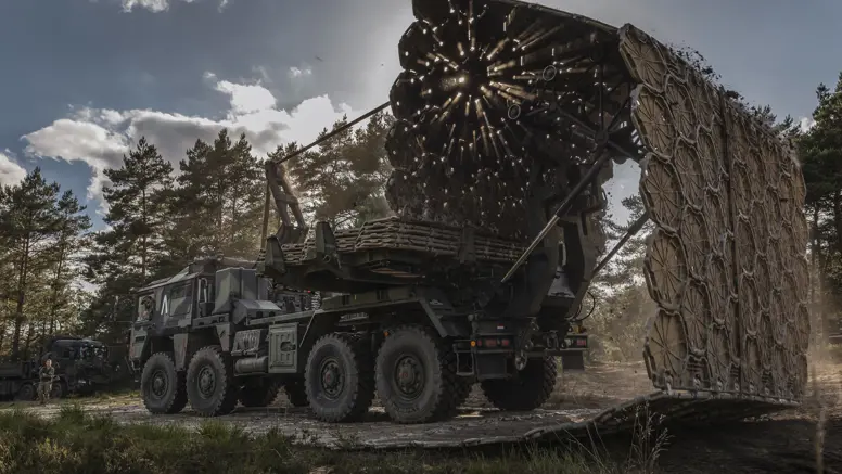 Een militaire bruglegger legt tijdens oefening Fighter Lion een brug over een obstakel.