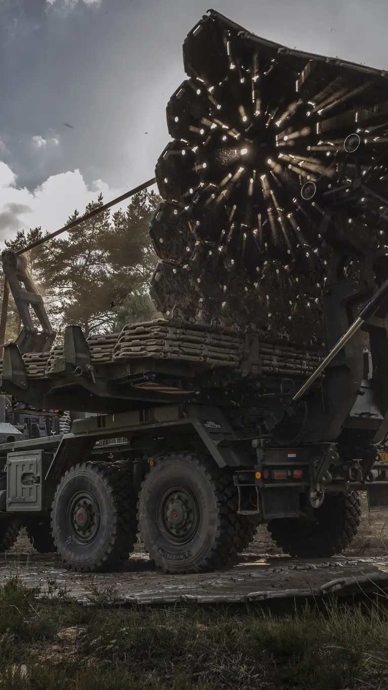 Een militaire bruglegger legt tijdens oefening Fighter Lion een brug over een obstakel.