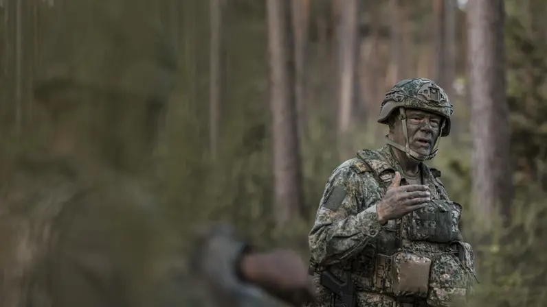Brigadegeneraal Remco van Ingen in camouflage-uniform en met gecamoufleerd gezicht. 