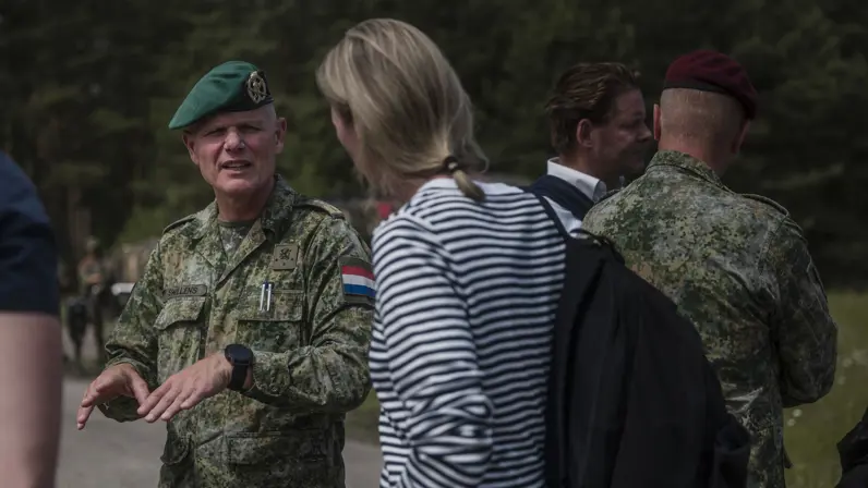 Commandant Landstrijdkrachten luitenant-generaal Jan Swillens spreekt tijdens oefening Fighter Lion met bezoekers op het oefenterrein.
