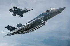 Twee f35's vliegen parallel aan elkaar.