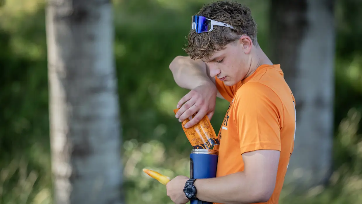  Jongen gooit elektrolyten in water