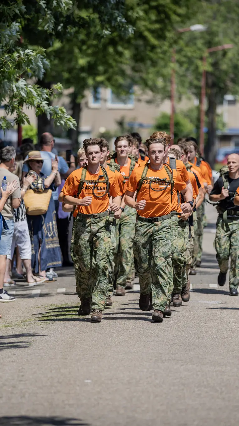 Groepje speedmarsers wordt binnengeklapt door familie