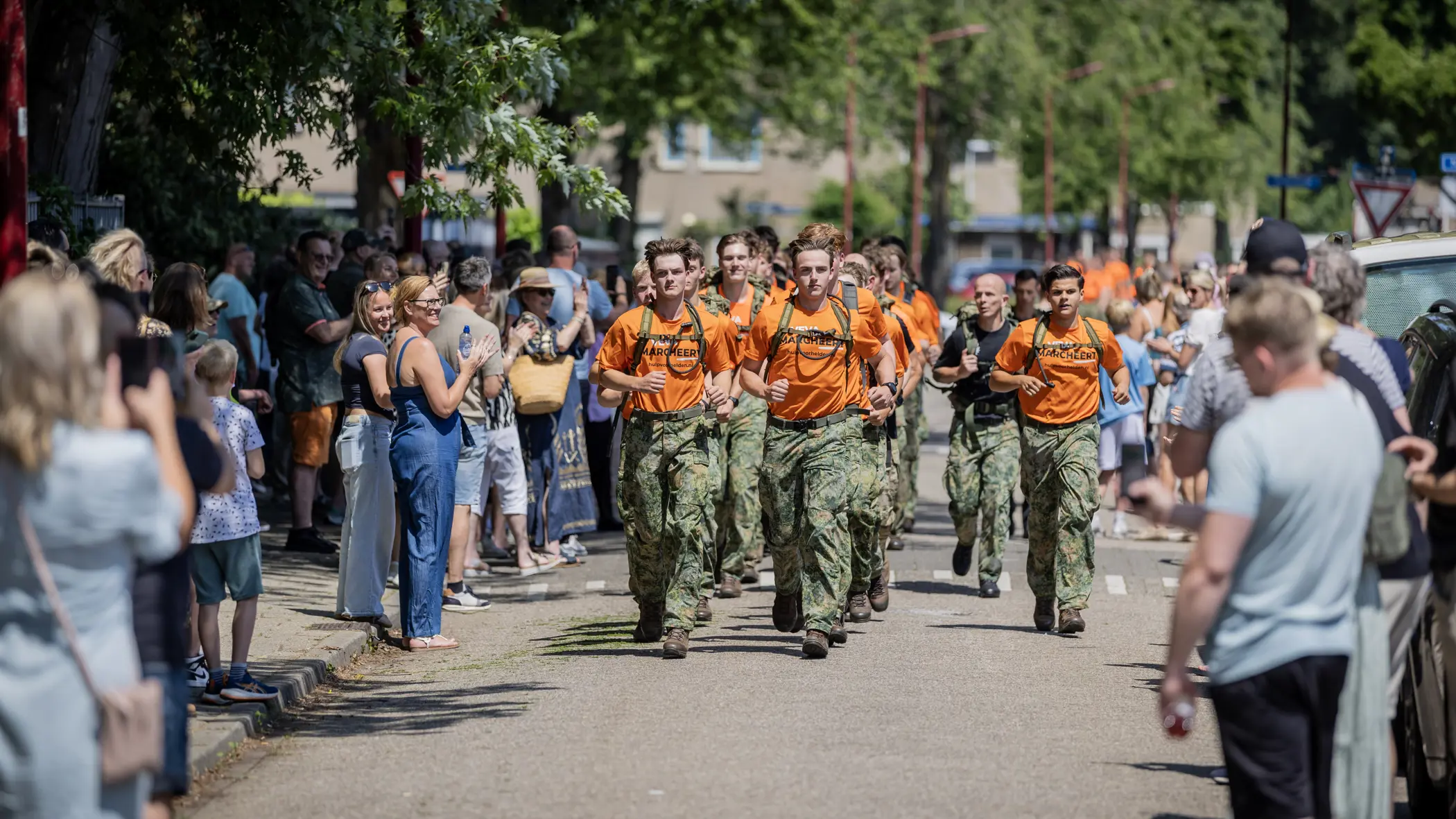 Groepje speedmarsers wordt binnengeklapt door familie
