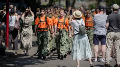  Familie klapt studenten binnen