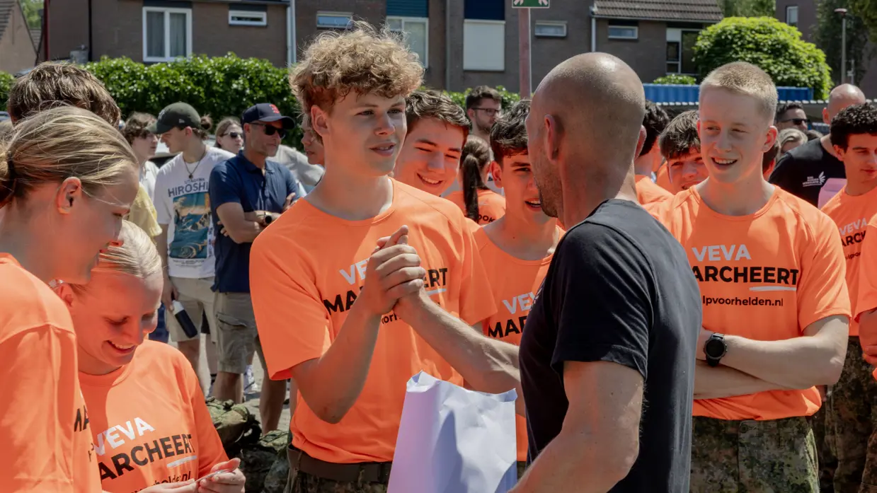  Jongen krijgt coin