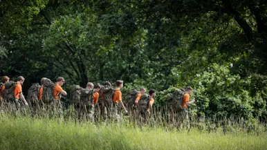 Studenten lopen over een dijk, Studenten lopen op de stoep door Nieuwegein 