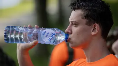 Jongen neemt een slok water