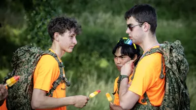  Jongens genieten van een ijsje
