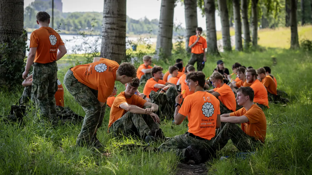 VeVa-studenten nemen pauze in een bos.
