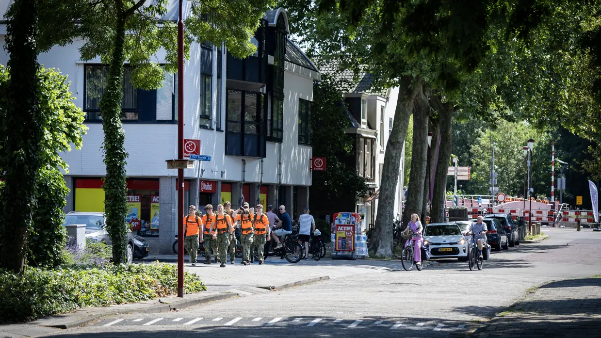 Studenten lopen over een dijk, Studenten lopen op de stoep door Nieuwegein 