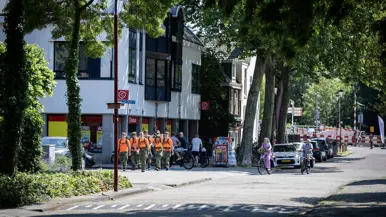 Studenten lopen over een dijk, Studenten lopen op de stoep door Nieuwegein 