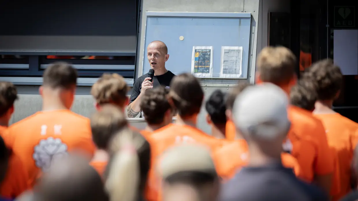 VeVa-studenten worden toegesproken door een leidinggevende.