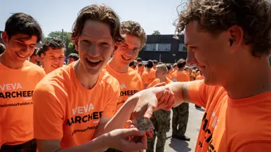  Jongens laten coin zien