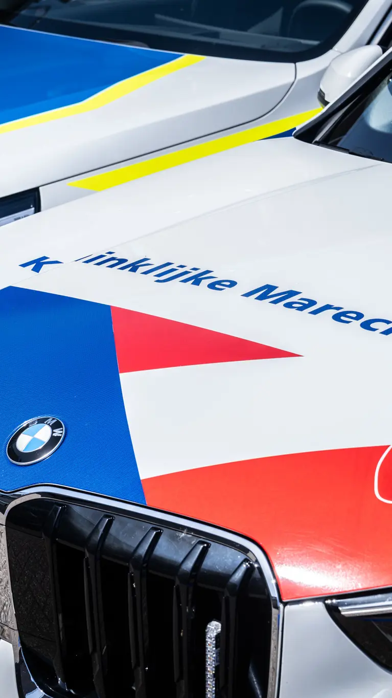 Een auto van de Marechaussee en een van de Duitse politie.