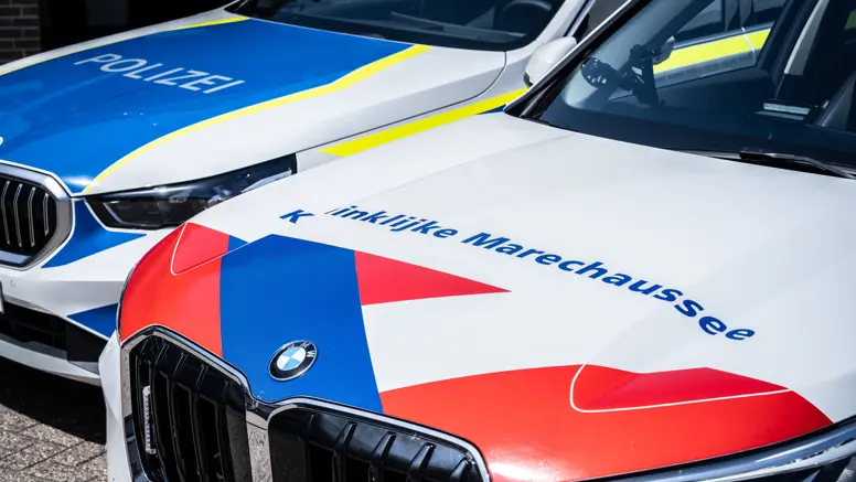 Een auto van de Marechaussee en een van de Duitse politie.
