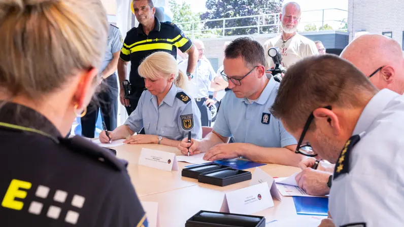 Ondertekenaars zetten hun handtekening