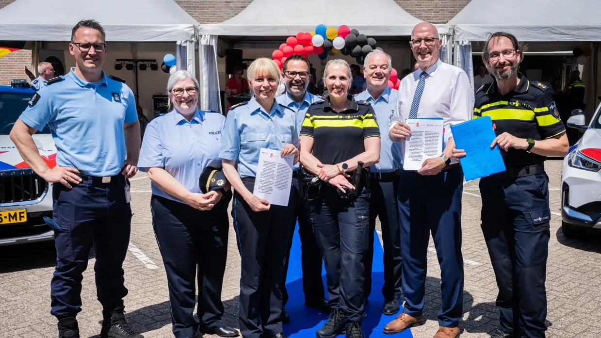 Ondertekenaars houden het convenant vast voor een groepsfoto
