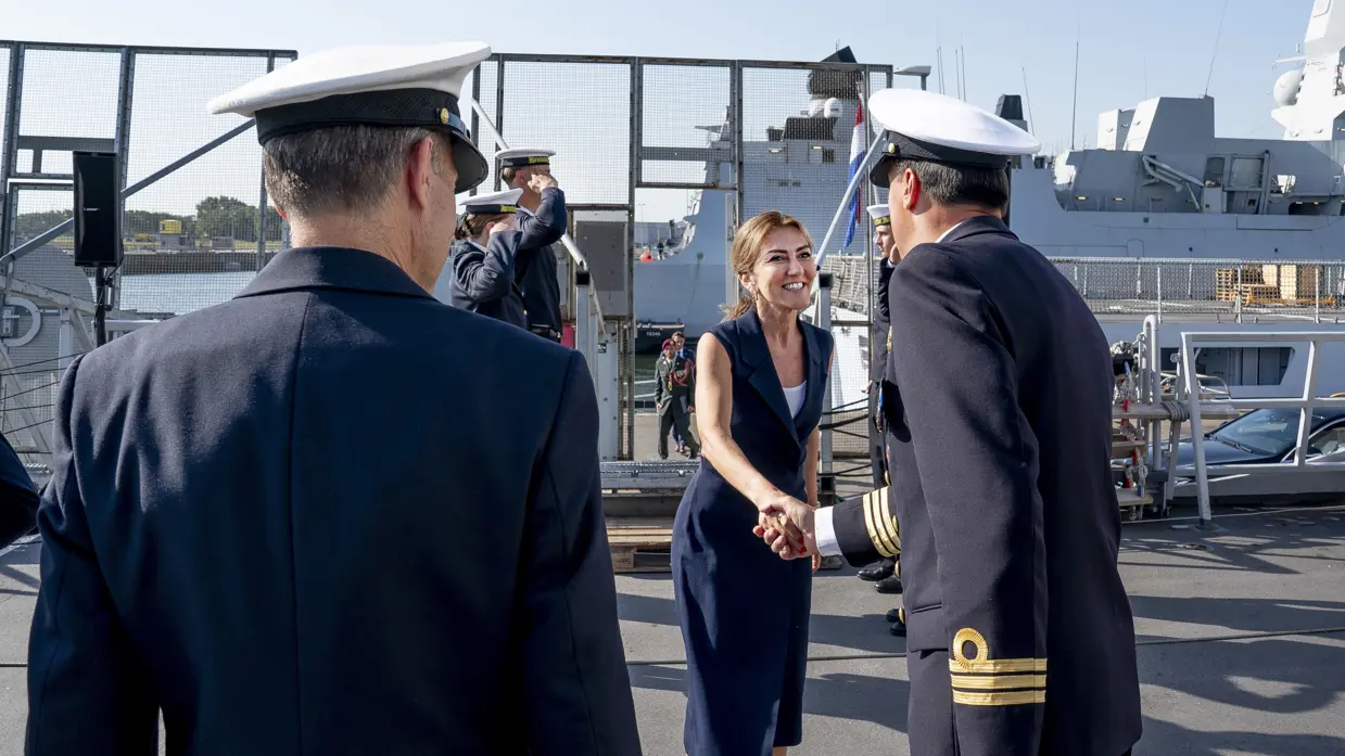 Minister begroet de bemanning van de Evertsen.