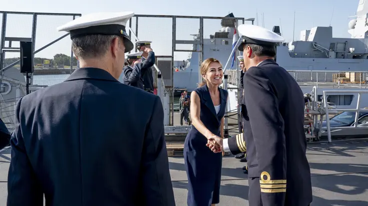 Minister begroet de bemanning van de Evertsen.