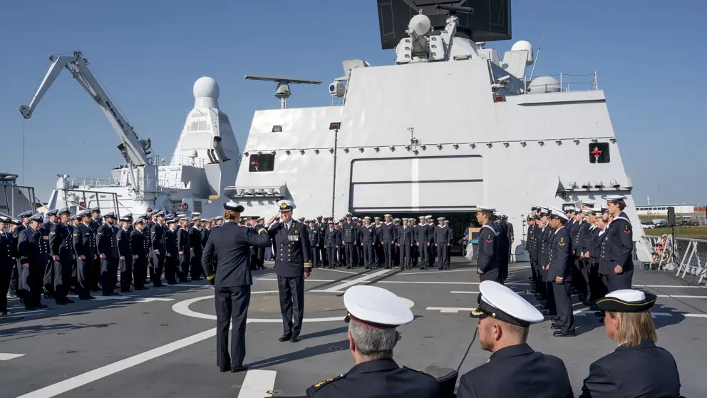 Medaille-uitreiking op de Zr.Ms. Evertsen