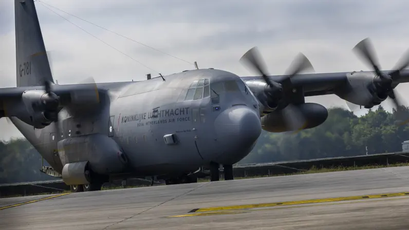  C-130 Hercules-transportvliegtuig met draaiende motoren.