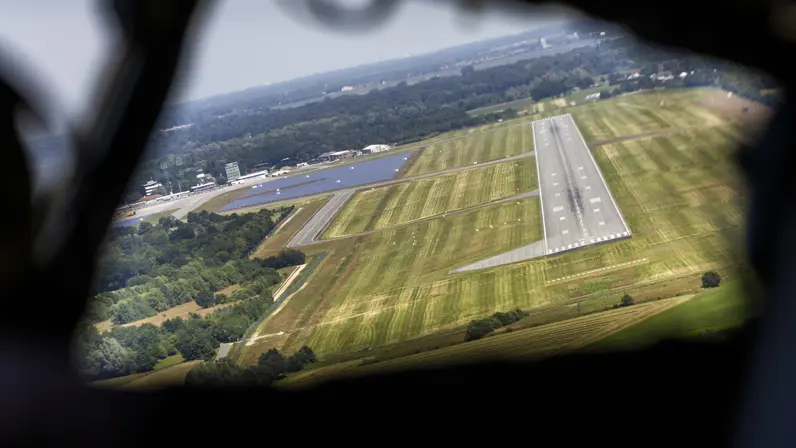 Blik vanuit de cockpit op Groningen Airport Eelde.