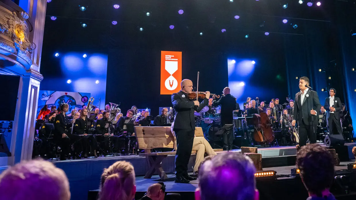 Marco Schuitmaker (rechts) luistert tijdens zijn optreden naar een violist. 