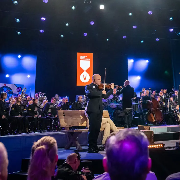 Marco Schuitmaker (rechts) luistert tijdens zijn optreden naar een violist. 