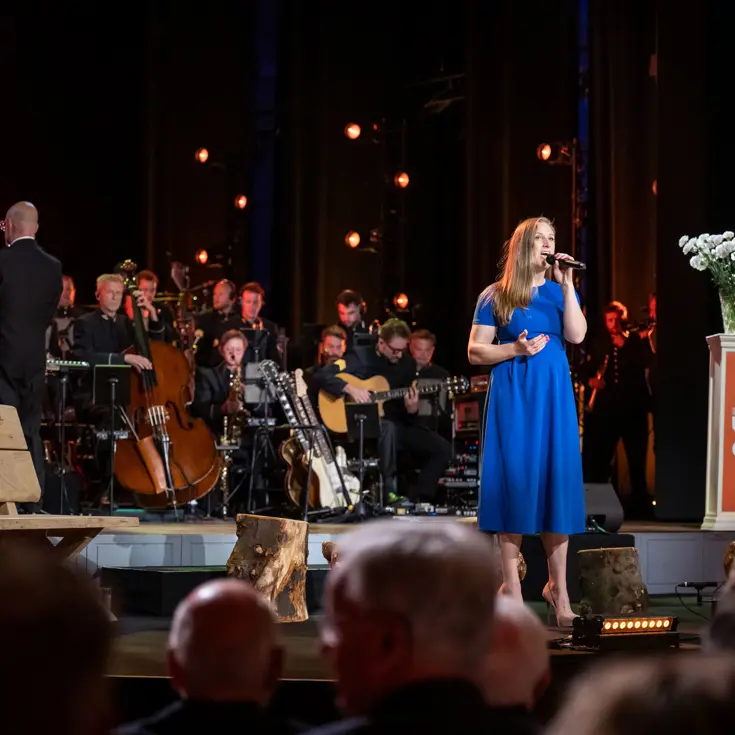 Natasja den Toom zingt. 