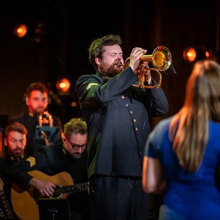 Natasja den Toom kijkt achterom naar de solotrompettist van het orkest van de luchtmacht.