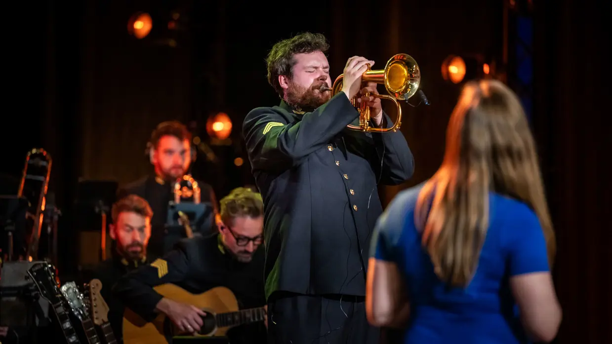 Natasja den Toom kijkt achterom naar de solotrompettist van het orkest van de luchtmacht.