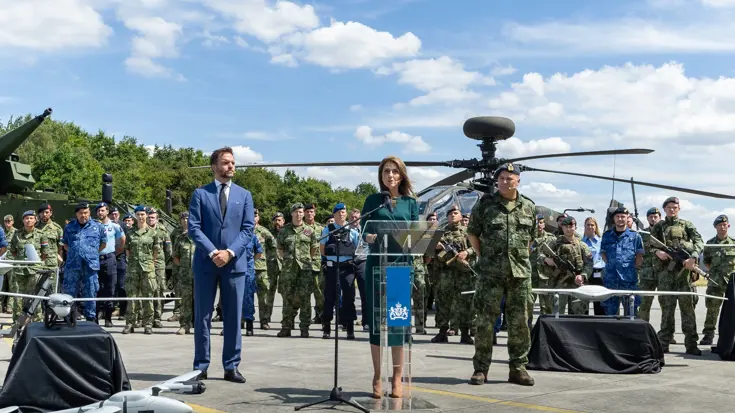 De minister spreekt tijdens de presentatie van de Defensienota. 