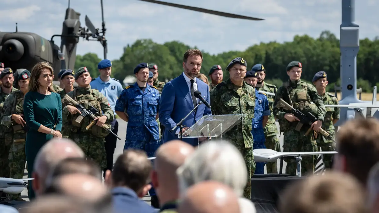 De staatssecretaris houdt een toespraak tijdens de presentatie van de Defensienota. 