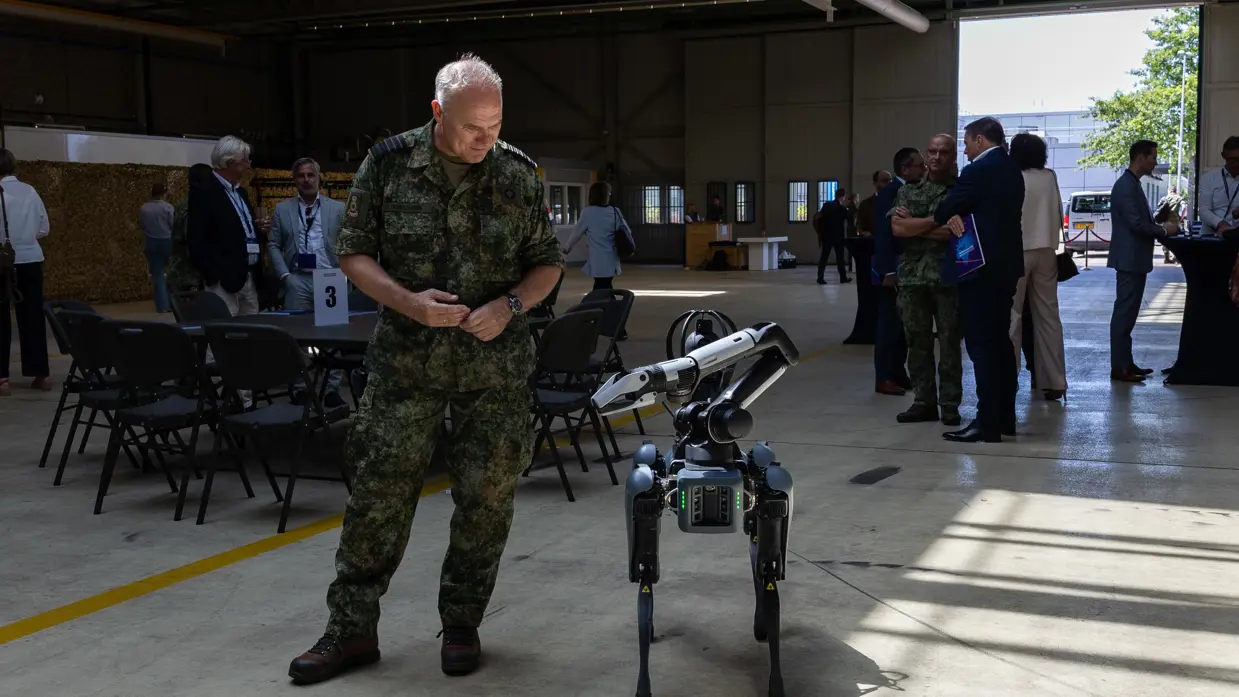 Een militair kijkt naar een nieuwe autonome drone.