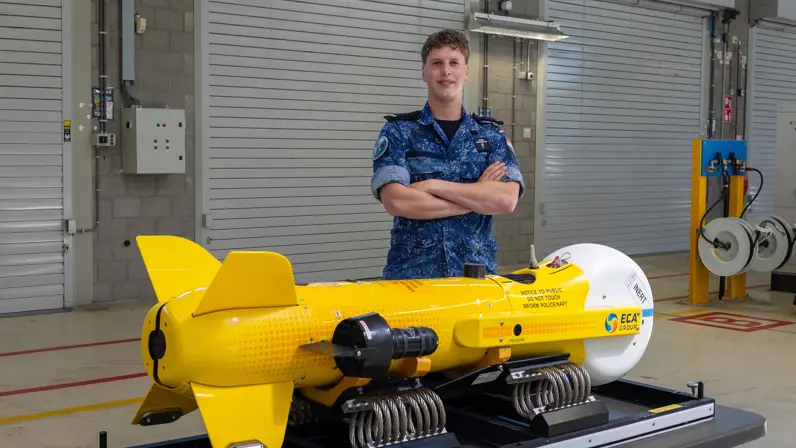 Matroos-1 Jens met de K-stern, een drone die zeemijnen neutraliseert. “De systemen die we nu hebben zijn prototypes, maar als het goed is komen er na de zomer nieuwe.”