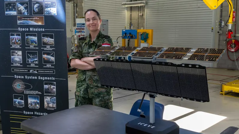  Luitenant-kolonel Petra poseert met een satelliet.