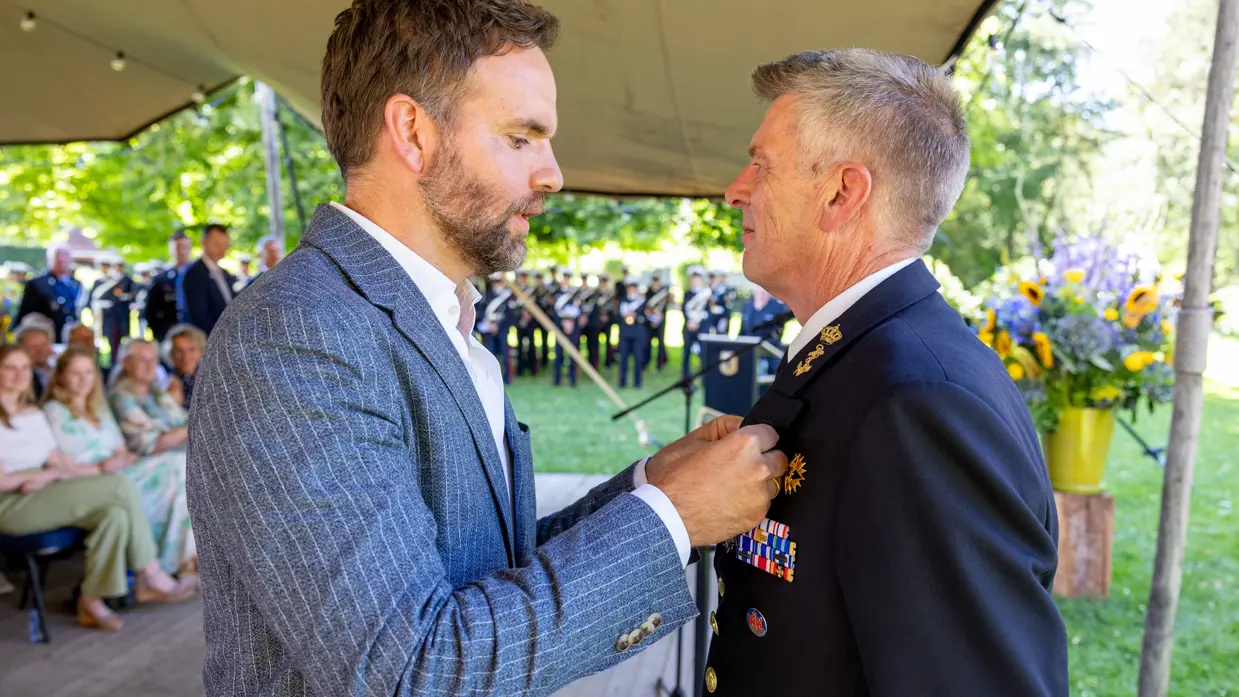 Militair krijgt een medaille opgespeld.