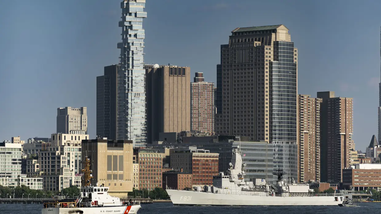 Schepen varen voor de Amerikaanse stad New York.