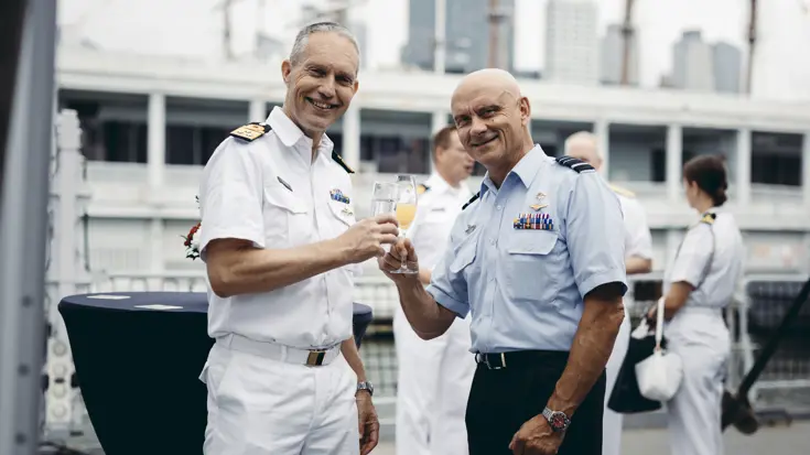 Twee hoge militairen heffen het glas.