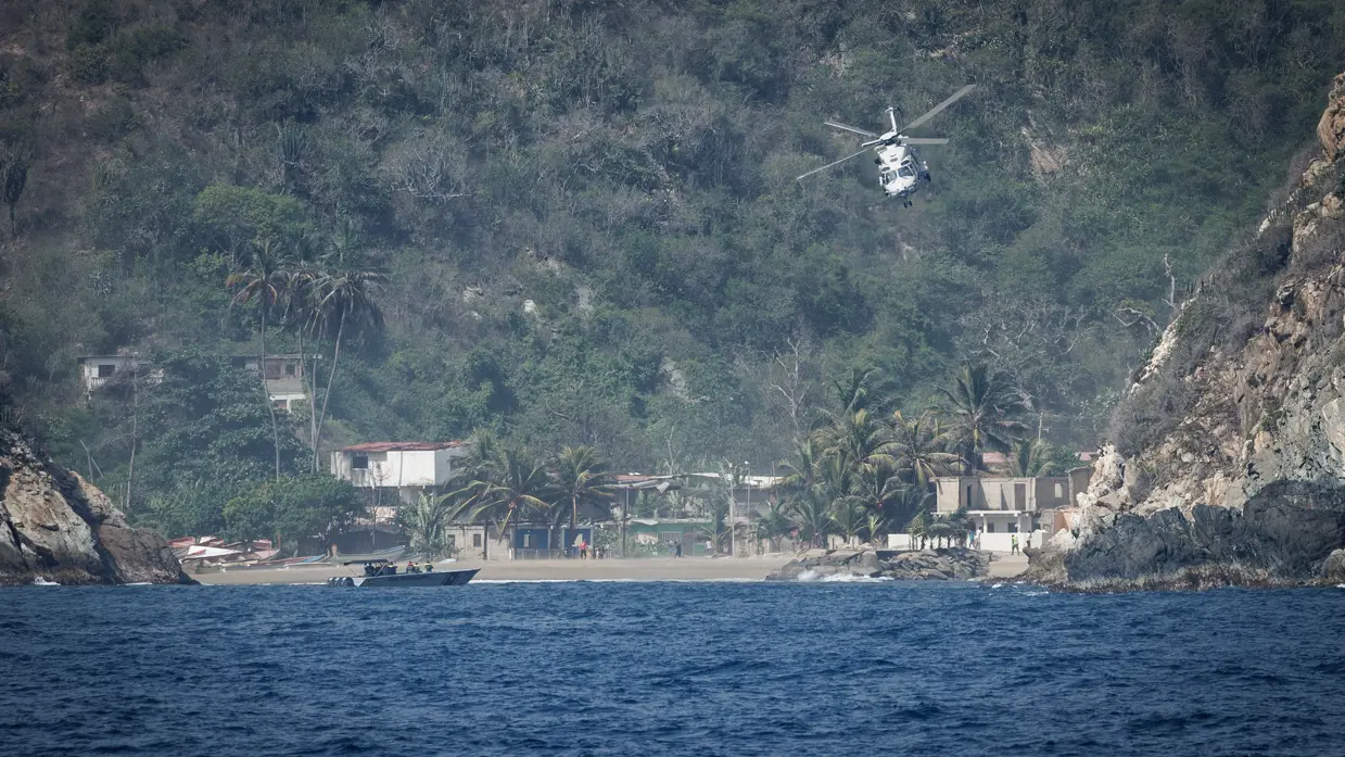 Een helikopter vliegt naar de kust van La Guaira.