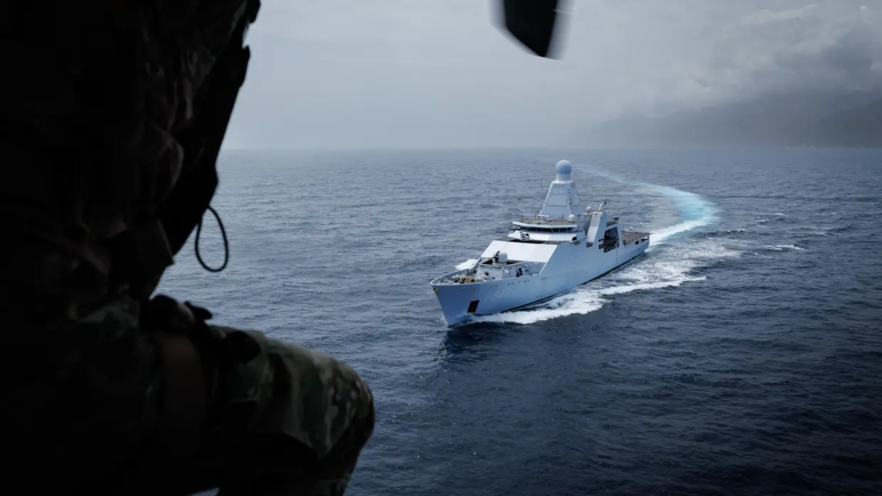 Het marineschip Groningen op zee, gezien vanuit een helikopter.