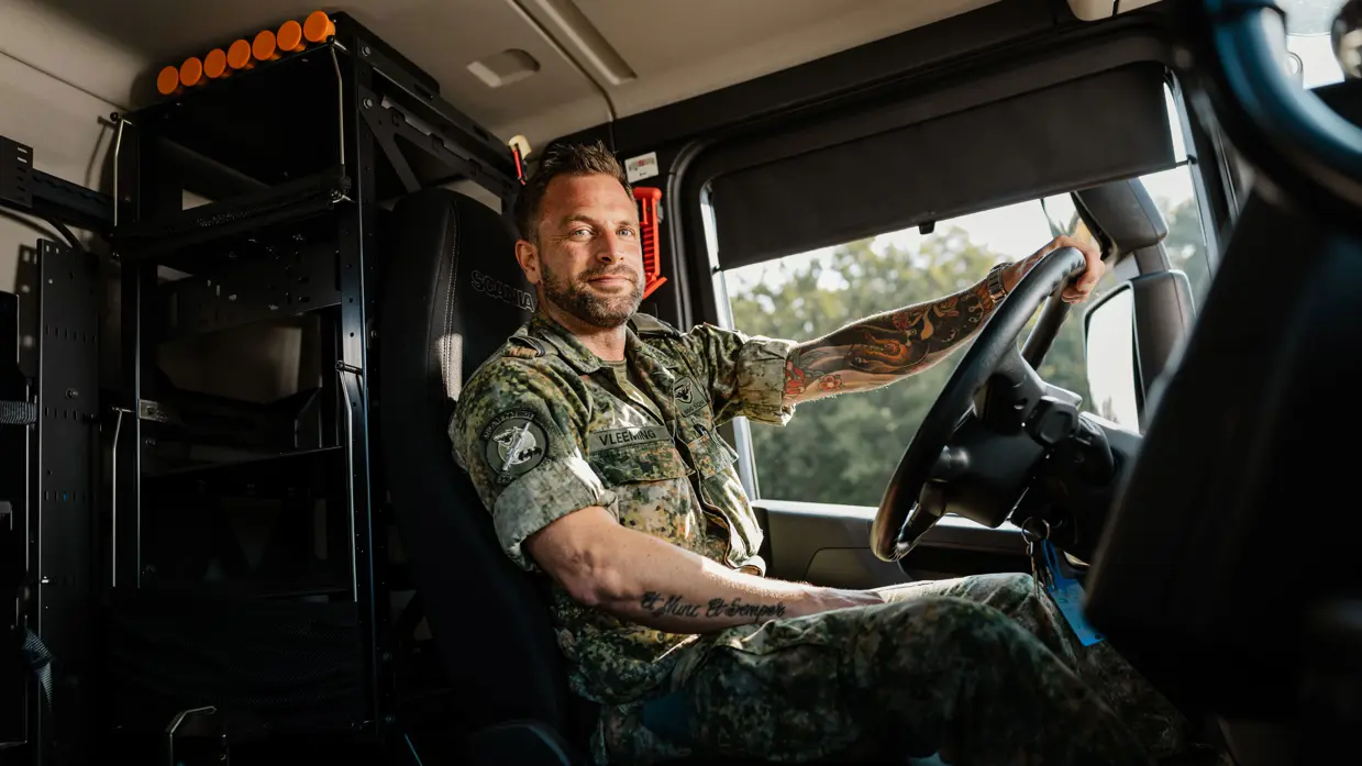 Portretfoto van Mike Vleeming in een Scania.