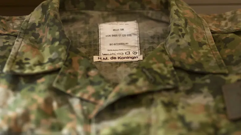 Om te weten wiens uniform nou precies van wie is, zetten militairen vaak hun naam in de binnenkant van het uniform. Zo ook onze koningin…