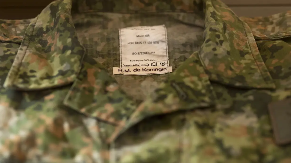 Om te weten wiens uniform nou precies van wie is, zetten militairen vaak hun naam in de binnenkant van het uniform. Zo ook onze koningin…