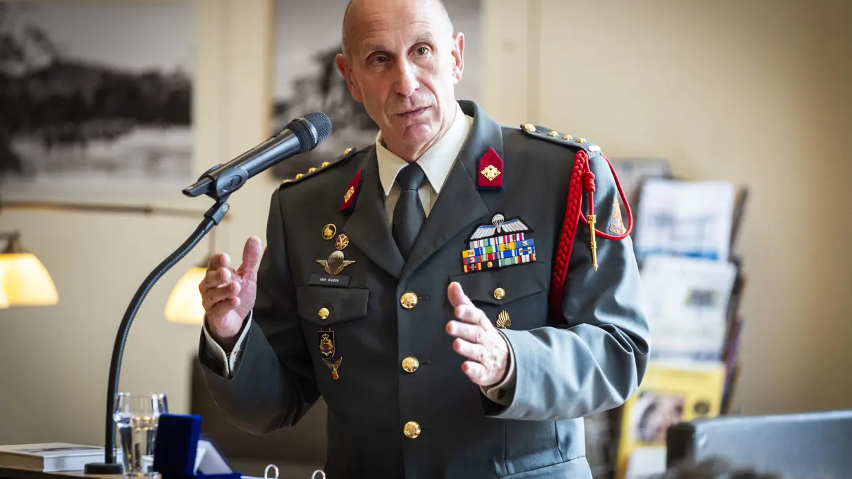 kolonel Gerard van Kuijck geeft een speech tijdens de 100e verjaardag van Jaap Galjaard.